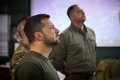 ウクライナ東部ドネツク州の前線部隊の司令部を訪問したウォロディミル・ゼレンスキー大統領（手前）。ウクライナ大統領府提供（2023年8月14日撮影・公開）。(c)AFP PHOTO / Ukrainian Presidential press service