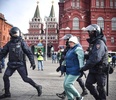 ロシア・モスクワ中心部で、拘束されるウクライナ侵攻に抗議するデモの参加者（2022年3月13日撮影）。(c)AFP
