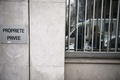 銃撃のあった仏パリ（Paris）にある風刺週刊紙シャルリー・エブド（Charlie Hebdo）本社の窓に残った、銃弾の跡（2015年1月7日撮影）。(c)AFP/MARTIN BUREAU