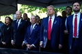 米ニューヨーク市で、2001年米同時多発攻撃の追悼行事に出席するジョー・バイデン大統領とカマラ・ハリス副大統領、ドナルド・トランプ前大統領ら（2024年9月11日撮影）。(c)Adam GRAY / AFP