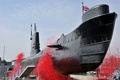 英ゴスポート（Gosport）にある王立海軍潜水艦博物館（Royal Navy Submarine Museum）の港で、英海軍のA級潜水艦「アライアンス（HMS Alliance）号」の一般公開を祝ってまかれた赤い紙吹雪（2014年4月3日撮影）。(c)AFP/GLYN KIRK