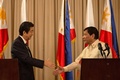 フィリピンの首都マニラにある大統領宮殿で共同記者会見に臨む安倍首相（左）とロドリゴ・ドゥテルテ比大統領（2017年1月12日撮影）。(c)AFP/NOEL CELIS