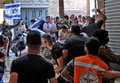 中東エルサレム旧市街で、イスラエル国旗を掲げたユダヤ人デモ隊と衝突するパレスチナ人（2022年5月29日撮影）。(c)HAZEM BADER / AFP