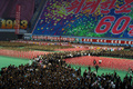 北朝鮮・平壌（Pyongyang）の綾羅島メーデースタジアム（Rungnado May Day Stadium、収容人数15万人）で26日、恒例の「アリラン祭（Arirang Festival）」のマスゲームが行われた。

朝鮮戦争の休戦60周年をテーマに行われる今年のマスゲームには約10万人が参加。一糸乱れぬ体操やダンス、アクロバットなどの集団パフォーマンスや演劇などが披露される（2013年7月26日撮影）。(c)AFP/Ed Jones