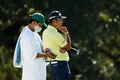 男子ゴルフ米国ツアーメジャー第3戦、第84回マスターズ・トーナメント最終日。18番に臨む松山英樹（右、2020年11月15日撮影）。(c)Patrick Smith/Getty Images/AFP