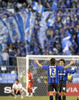 サッカー第88回天皇杯（%%The 88th Emperor&apos;s Cup%%）決勝、ガンバ大阪（%%Gamba Osaka%%）対柏レイソル（%%Kashiwa Reysol%%）。試合は延長後半11分に途中出場の播戸竜二（%%Ryuji Bando%%）が決勝点を挙げたガンバ大阪が1-0で競り勝ち優勝した。この結果、2008年にAFCチャンピオンズリーグ（%%AFC Champions League 2008%%）を制したガンバ大阪は、09年の同大会への出場権を獲得した。写真は天皇杯を制し喜ぶガンバ大阪の明神智和（%%Tomokazu Myojin%%、右）と安田理大（%%Miichihiro Yasuda%%）。（2009年1月1日撮影）(c)AFP/TOSHIFUMI KITAMURA