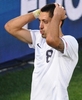 2010年サッカーW杯南アフリカ大会（%%2010 World Cup%%）1次リーグC組、米国対アルジェリア。試合は後半ロスタイムにランドン・ドノバン（%%Landon Donovan%%）が決勝点を挙げた米国が1-0で勝利し、勝ち点5の同組1位で決勝トーナメントに進んだ。写真は得点機を逸し頭を抱える米国のクリント・デンプシー（%%Clint Dempsey%%）。（2010年6月23日撮影）(c)AFP/HOANG DINH NAM