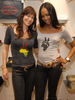 チャリティ・ブランド「オムニピース(OmniPeace)」のＴシャツを着用したモデルのナオミ・キャンベル（Naomi Campbell、右）と創立者のメアリー・ファナロ（Mary Fanoro）。(c) OmniPeace