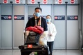 中国から仏パリのシャルル・ドゴール空港に到着したマスク姿の人たち（2020年1月26日撮影）。(c)AFP/Alain JOCARD