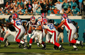 フレッド・ジャクソン（%%Fred Jackson%%、右2）にハンドオフするビルズのQJ.P.ロスマン（%%J.P.Losman%%、右3）。(c)AFP/Getty Images Sam Greenwood
