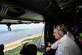 ブラジル・アマゾナス州のアマゾン川支流をヘリで視察するジェラルド・アルキミン副大統領。大統領府提供（2023年10月4日公開）。(c)AFP PHOTO / BRAZILIAN PRESIDENCY