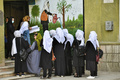 アフガニスタン首都カブールの学校に登校した女子生徒（2022年3月23日撮影）。(c)Ahmad SAHEL ARMAN / AFP
