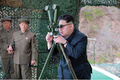 潜水艦発射弾道ミサイル（SLBM）の発射実験を視察する金正恩朝鮮労働党委員長。朝鮮中央通信配信（2016年4月24日配信、撮影日不明）。(c)AFP PHOTO / KCNA VIA KNS