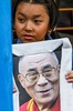 インドの首都ニューデリーで、ダライ・ラマ14世の87歳の誕生日をお祝いする亡命チベット人の子ども（2022年7月6日撮影）。(c)Prakash SINGH / AFP