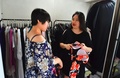 韓国ソウルにある自らが運営する服のオンラインショップの事務所で、顧客にアドバイスするプラスサイズモデルの「ビビアン」こと金智陽さん（2016年8月6日撮影）。(c)AFP/JUNG YEON-JE 