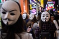マスクを着けて香港・九龍地区に集まる民主派デモの参加者ら（2019年11月5日撮影）。(c)Anthony WALLACE / AFP