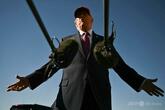 トランプ氏、小学校銃撃の容疑者を射殺した男性を称賛「偉大な英雄」