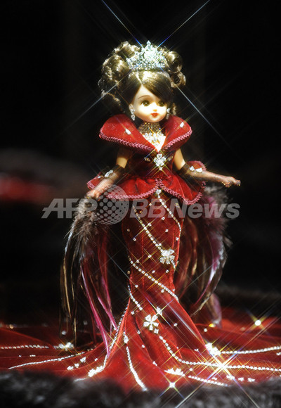 アニバーサリーファンシーダイヤモンドりかちゃん ファンシーダイヤモンド・リカちゃん、西武百貨店にお目見え 写真4枚