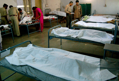 寺院へ数万人が殺到、12人が死亡、数人が負傷