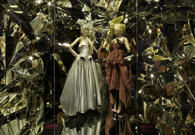 夏休みにいかが？見逃せないファッション・エキシビション