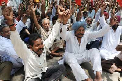 長時間停電に対する抗議集会、インド