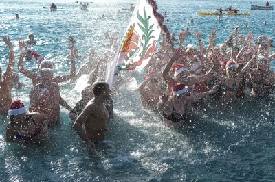 クリスマス恒例の寒中海水浴 南仏ニース
