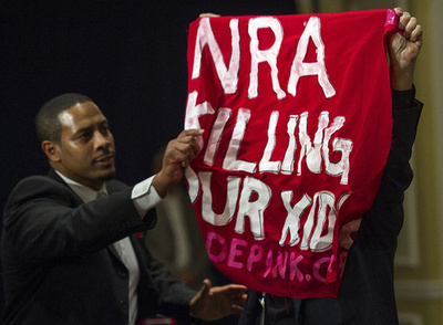 「米国の全学校に武装警官を」、全米ライフル協会