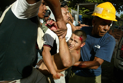 パナマで建設作業員のデモ、機動隊との衝突で負傷者も