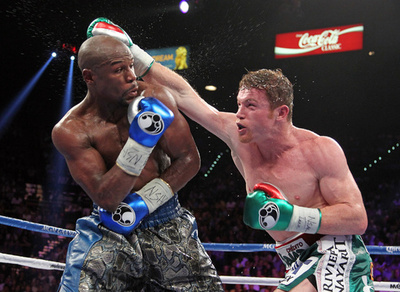 メイウェザー、試合中「肘を脱臼していた」