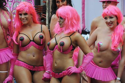 熱気ムンムンのゲイ・パレード、シドニー