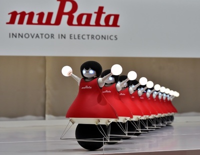 踊る小型ロボット集団に洗濯物折り畳み機、千葉でIT見本市