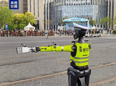 北京初の交通警察ロボットが街頭に登場