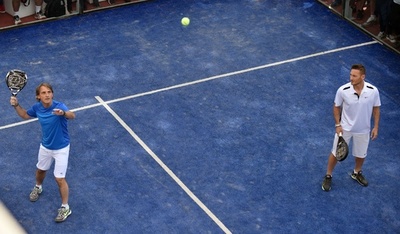 トッティとマンチーニ監督が「パドルテニス」で対戦