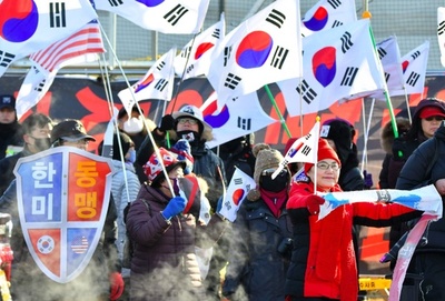 南北合同ホッケーチームが初練習試合、「平壌五輪」と抗議デモも