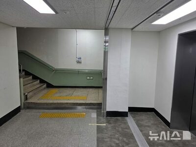 障害学生の声届かず「坂道100メートル遠回り」…韓国・エレベーターなき大学の現実