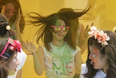 2万人が粉まみれ！東京で「カラー・ラン」イベント開催