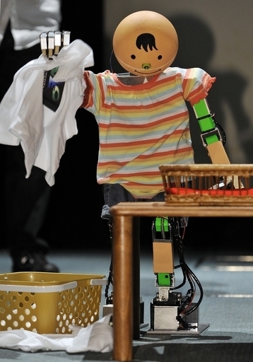 卵を上手につかめ！川崎市でお手伝いロボット競技会