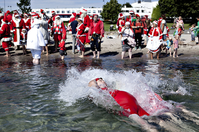 サンタクロースも夏を満喫？デンマークでサンタの世界会議が開催