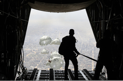 ガザへの支援物資空中投下、ハマスが中止要請 2人死亡受け
