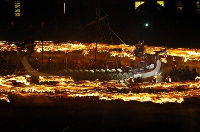 北欧バイキングたちの火の祭典、英シェトランド諸島