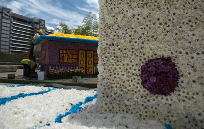 色鮮やかな花の像が並ぶフェスティバル、コロンビア