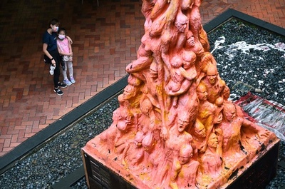 香港警察、解体済みの天安門追悼像を押収