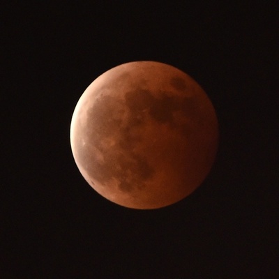 皆既月食、各国から見えた「ブラッドムーン」