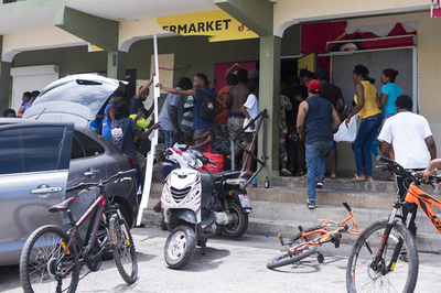 ハリケーン直撃のカリブ海の島で略奪行為、警官隊を派遣