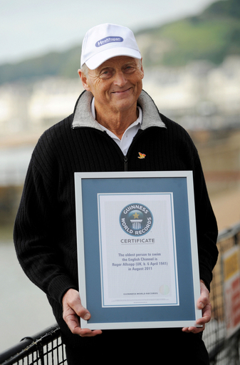 70歳4か月の英男性、水泳による英仏海峡横断に成功 最高齢記録更新