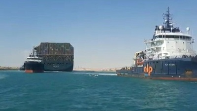 動画:スエズ運河庁、コンテナ船の離礁と通航再開を発表