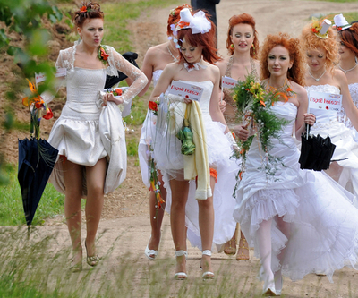 幸せ振りまく「花嫁パレード」、ベラルーシ