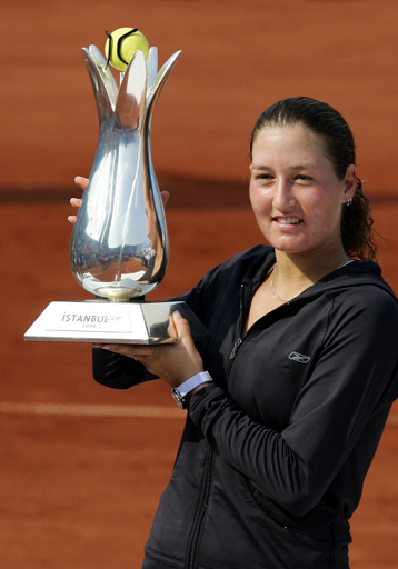 ＜女子テニス イスタンブール・カップ＞ピアー ミスキナを破り優勝トロフィーを手にする - トルコ