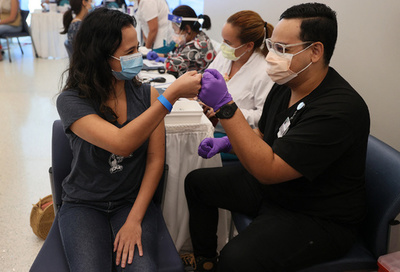 米フロリダ州、コロナ制限を全面解除 ワクチン普及で