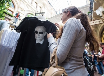 プーチン氏の顔入りTシャツ、モスクワで大人気